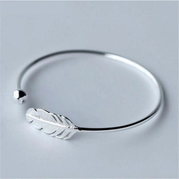 Dames open armband met veer 1