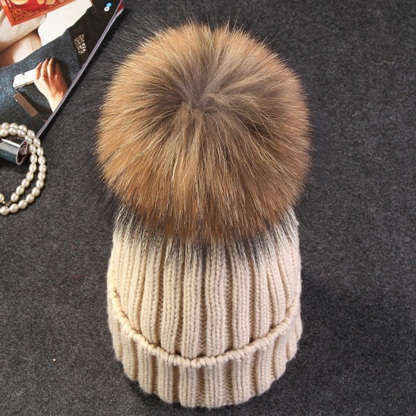 Dames wintermuts met pompon beige