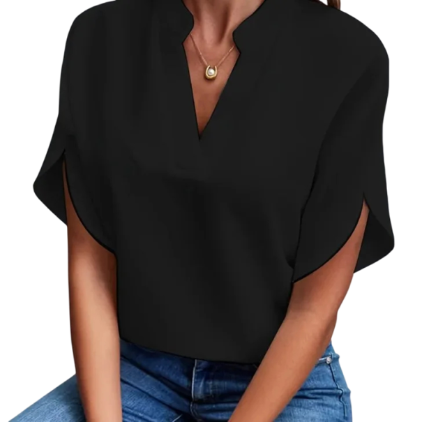 Damesblouse met een losse pasvorm, korte mouwen en een split op de arm met een opstaande kraag die opent in een V-hals en een rechte onderrand zwart S