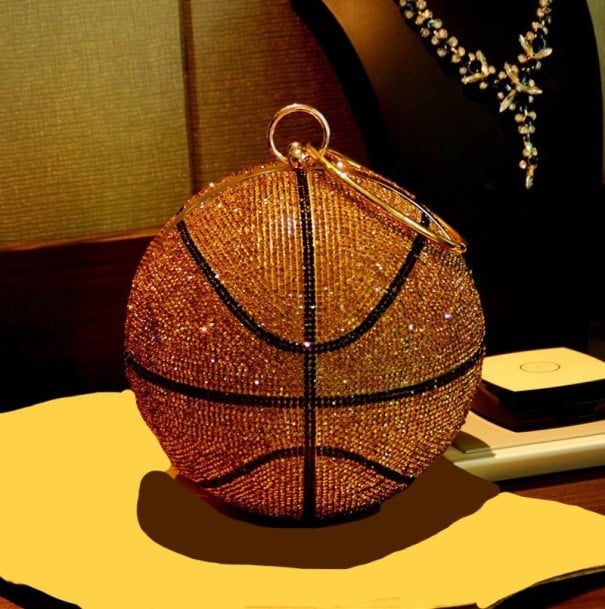Dameshandtas in de vorm van een basketbal 17 x 17 cm Volledig versierd met glanzende steentjes Ronde handgreep Contrasterende strepen 1