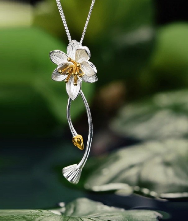 Dameshanger met bloem J189 goud