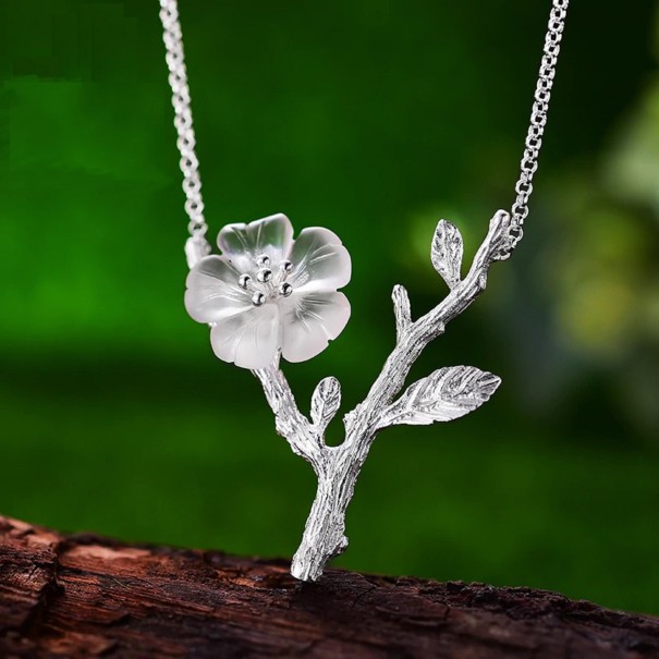 Damesketting met een bloem op een tak wit