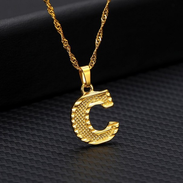 Damesketting met een letter C