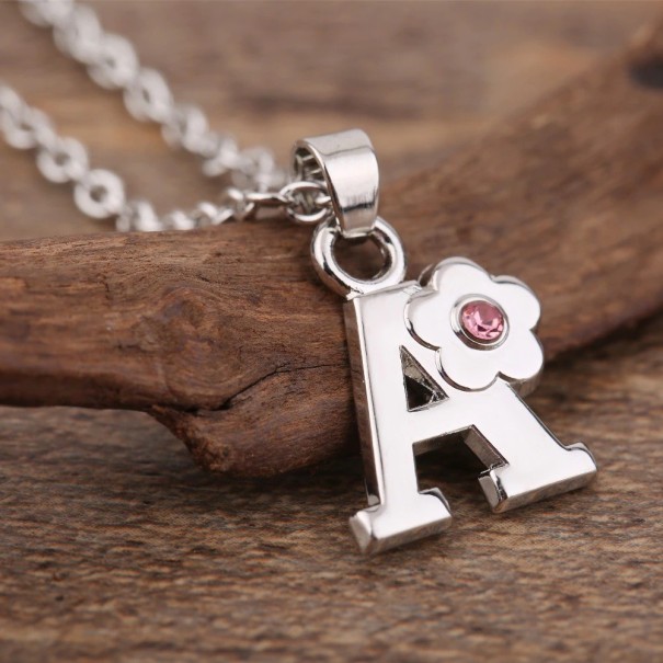 Damesketting met een letter en een bloem