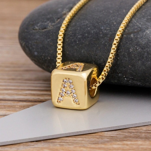 Damesketting met een letter op een kubus E