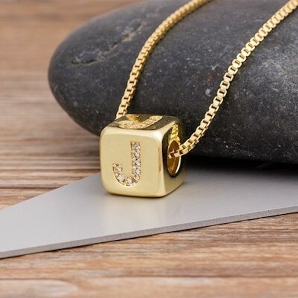 Damesketting met een letter op een kubus J