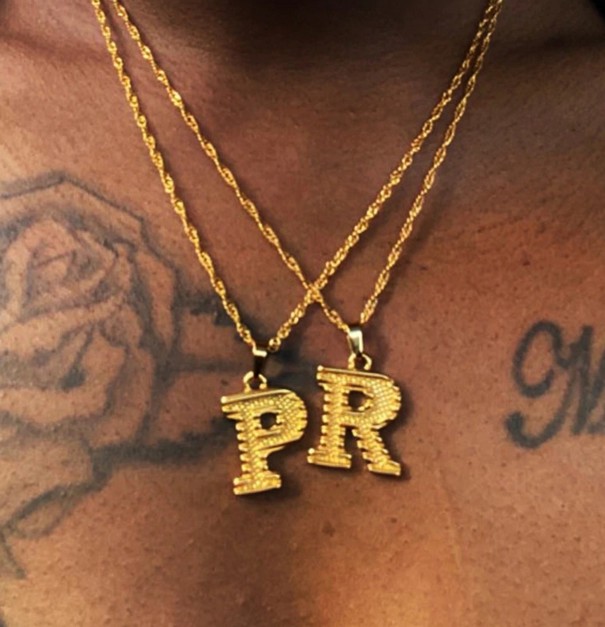 Damesketting met een letter