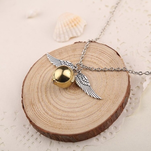 Damesketting met hanger in de vorm van een goudvis zilver