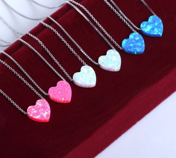Damesketting met opaalhart