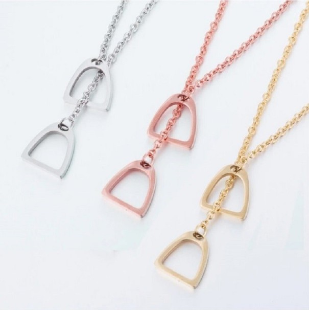 Damesketting met paardenbeugels