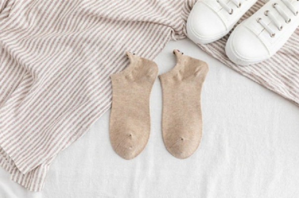 Damesokker med sjov broderi beige