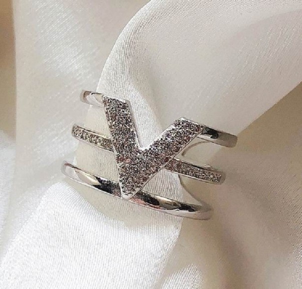 Damesring met de letter V zilver