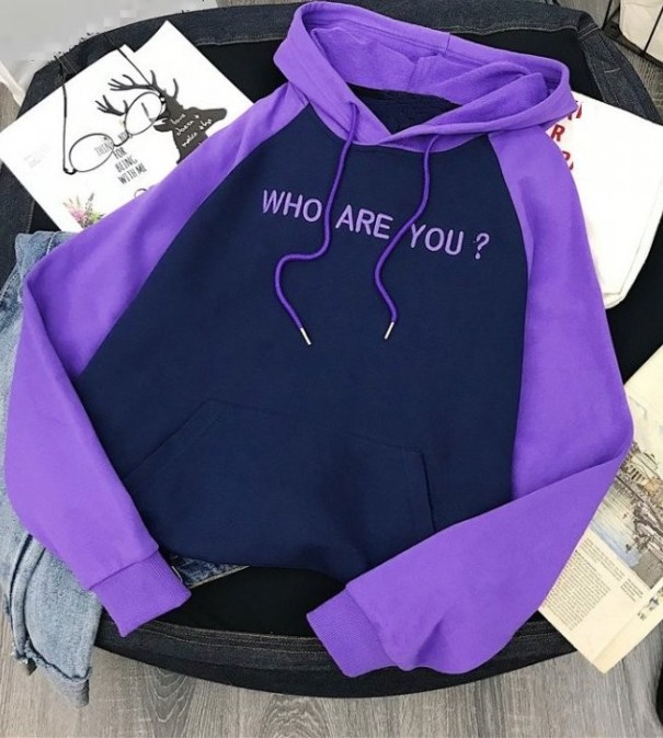 Damessweater met WHO ARE YOU-print M