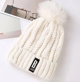 Damestrikhue med pompon J2803 hvid