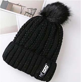 Damestrikhue med pompon J2803 sort