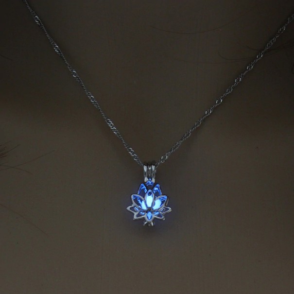 Damhalsband med en lysande lotusblomma 1