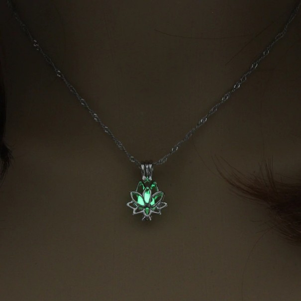 Damhalsband med en lysande lotusblomma 2