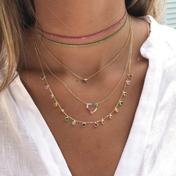 Damhalsband med färgglada stenar