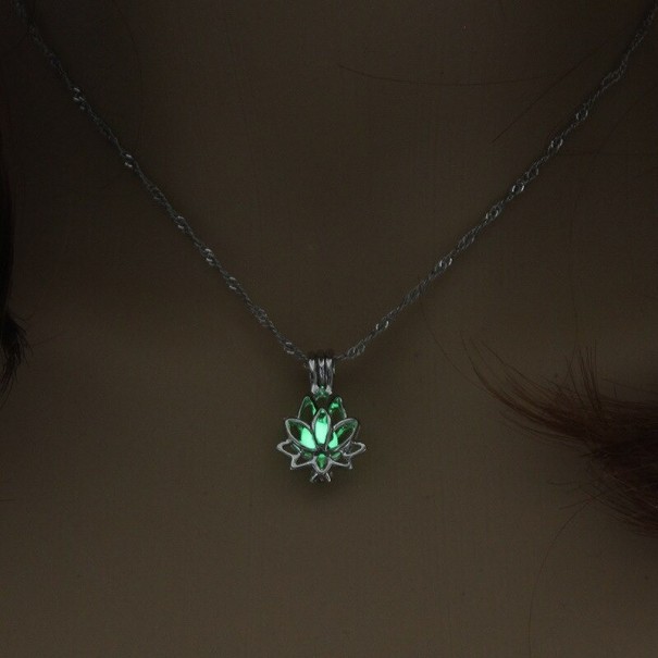 Damhalsband med hänge D67 grön
