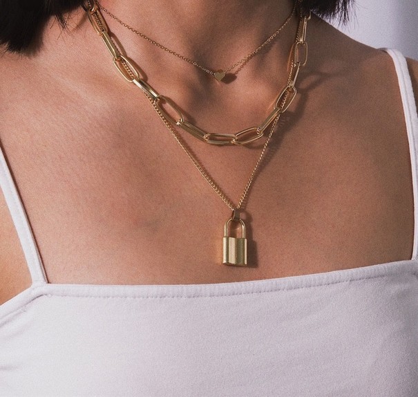 Damhalsband med lås och hjärta