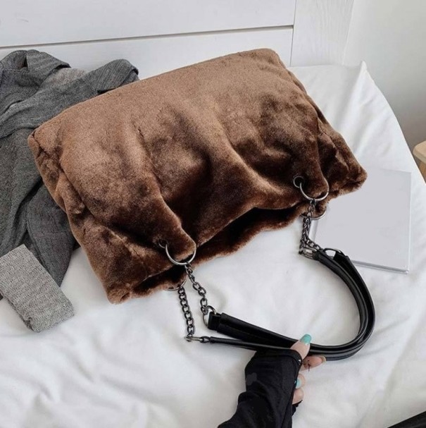 Damhandväska gjord av fuskpäls M886 brun