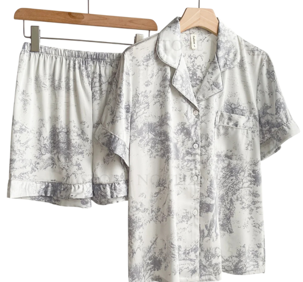 Dams pyjamas med fina mönster Skjorta med krage och kort ärm med knappar och ficka på bröstet samt shorts av mjuk polyester och rayon grå S