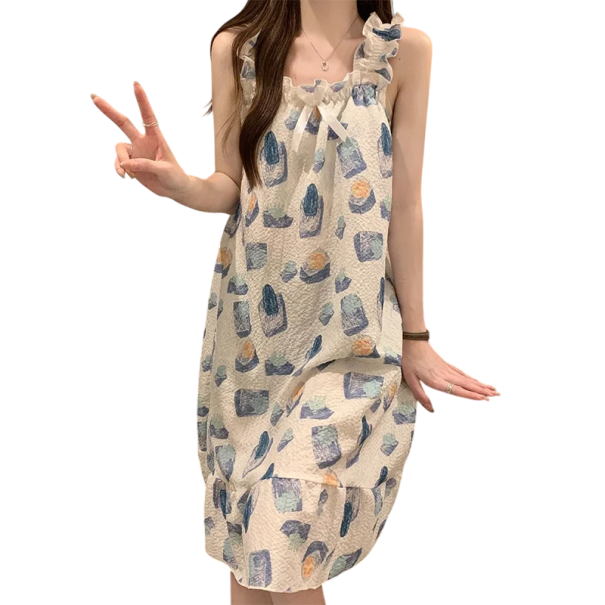 Damsk beige nattklänning med subtilt mönster Elegant sommarklänning med rynkor och volanger Breda axelband Lätt och andningsbar polyester XS