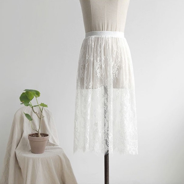 Dámska čipkovaná sukňa biela