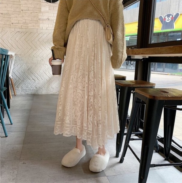 Dámska čipkovaná sukňa s elastickým pásom krémová
