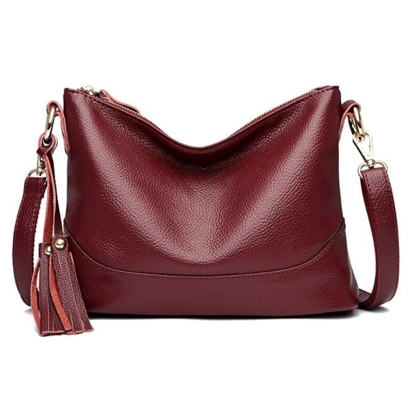 Dámska crossbody kabelka cez rameno na zips so strapcom Vrecká na zips vzadu aj vo vnútri Mäkká zrnitá pravá koža Rozmer 26 x 19 x 10 vínová
