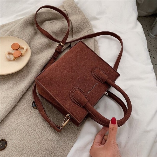 Dámska crossbody kabelka M1711 tmavo hnedá