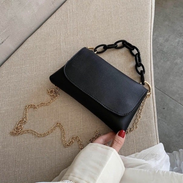 Dámska crossbody kabelka s klopou a masívnym reťazovým uchom Tenký reťazec cez rameno Ploché tvar PU kože a polyester 19 x 11 x 3 cm čierna
