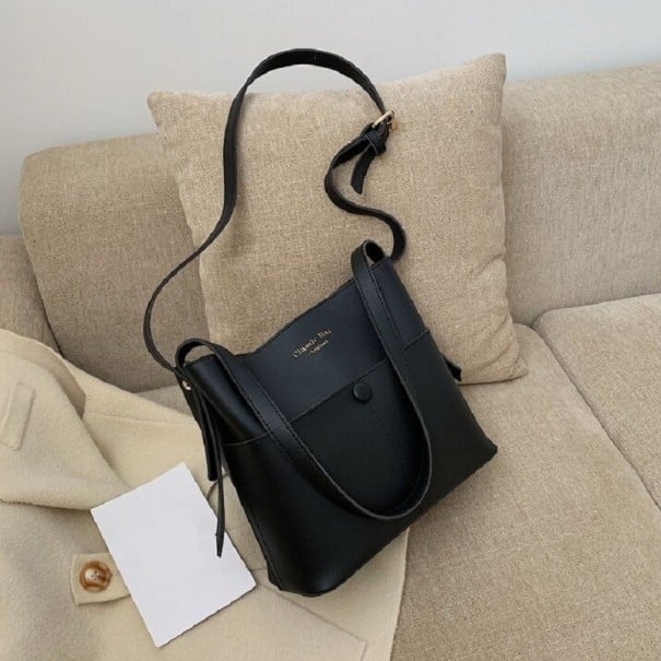 Dámská crossbody kabelka z PU kůže Dvě ucha a dlouhý popruh s přezkou Nošení v ruce i přes rameno Rozměry 25,5 x 22 x 11 cm černá