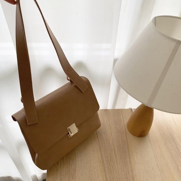 Dámska crossbody kabelka z umelej kože s klopou Kovové zapínanie zlaté farby Široký popruh cez rameno Obdĺžnikový tvar 28 x 22 x 10 cm svetlo hnedá