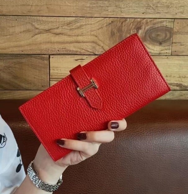 Dámska dlhá peňaženka z kože a polyesteru S klopou a kovovou prackou Zrnitý povrch Štíhly tvar Elegantný doplnok do kabelky červená