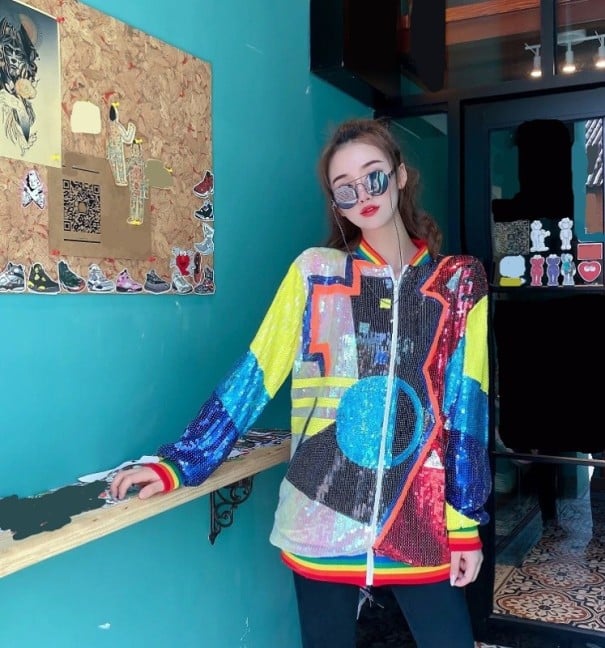 Dámská jarní bunda bomber s barevnými flitry Geometrické vzory Duhové lemy Stojáček Delší volnější střih Zapínání na zip Polyester 1