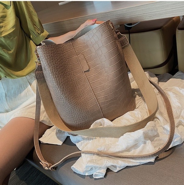 Dámská kabelka přes rameno 24 x 28 x 16 cm Prostorný vak s raženým vzorem plazí kůže Široký nastavitelný popruh a užší ucho khaki
