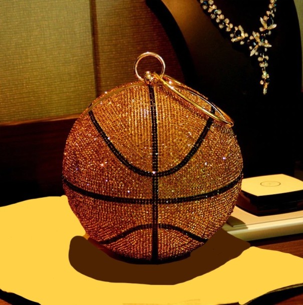 Dámská kabelka ve tvaru basketbalového míče 17 x 17 cm Celoplošně zdobená třpytivými kamínky Kruhové ucho do ruky Kontrastní pruhy 1