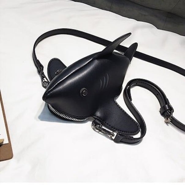 Dámska kabelka vo tvare žraloka Malá crossbody taška cez rameno Nastaviteľný popruh s karabínkami Zapínanie na zips PU koža 20 x 8 x 8 cm čierna