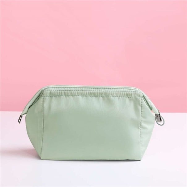Dámská kosmetická taška se širokým otvorem na líčidla a drobnosti Lichoběžníkový tvar Zip s kovovými kroužky Nylon 18 x 13 x 9 cm světle zelená