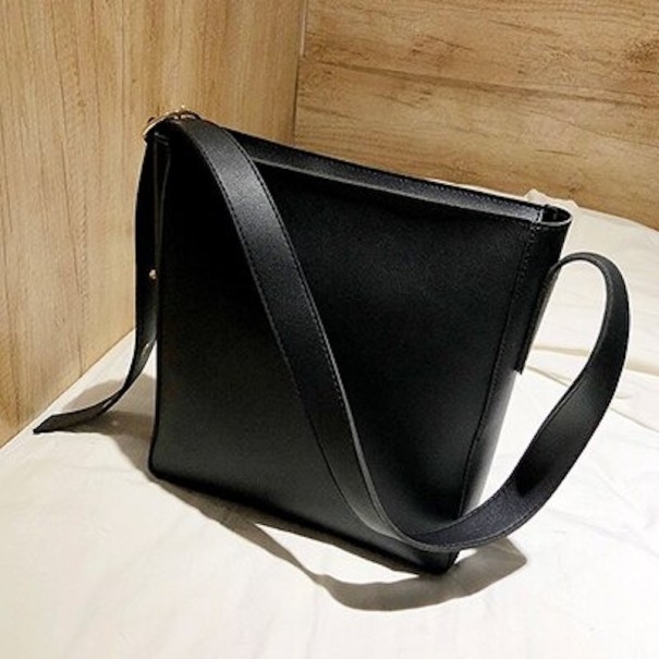 Dámska kožená kabelka cez rameno M701 čierna