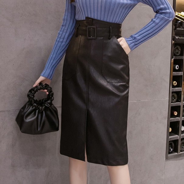 Dámska kožená sukňa s rázporkom A1013 čierna L