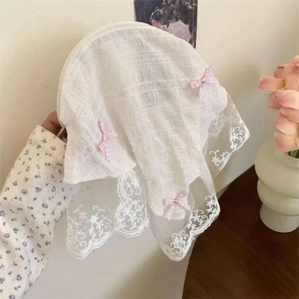 Dámská látková čelenka do vlasů Romantický šátkový styl Krajkový lem Ozdobné mašličky Jemná vlasová dekorace Vintage doplněk bílá