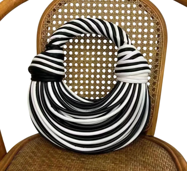 Dámska luxusná nudlová kabelka 25 x 10 x 27 cm Lanové vázanie Elegantná mestská taška Umelá koža polyester Štýlový doplnok čierno-biela