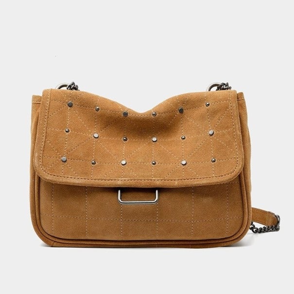 Dámska malá kabelka cez rameno z umelej kože Prešívaná crossbody taška s chlopňou a kovovými cvočkami Reťazkový popruh 26 x 20 x 9 cm hnedá