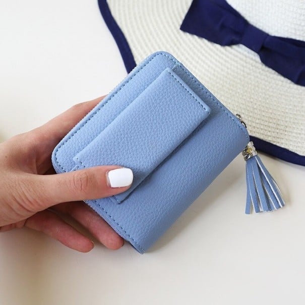 Dámska malá peňaženka na zips so strapcom Predná kapsa s klopou Peňaženka z PU kože so zrnitým povrchom Rozmery 10,5 x 8,5 x 2 cm modrá