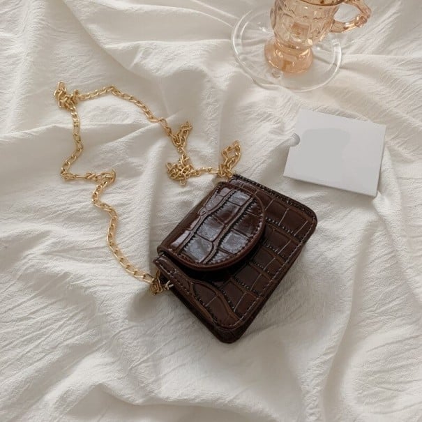 Dámská mini kabelka se vzorem plazí kůže a řetízkem zlaté barvy Malá kabelka s půlkruhovou klopou PU kůže a polyester 12 x 9,5 x 5,5 cm tmavě hnědá