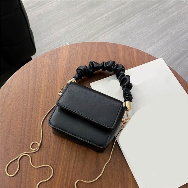 Dámska mini kabelka z PU kože s nariaseným uchem do ruky Tenký reťazový popruh cez rameno Zapínanie na klopu Rozmery 12 x 11 x 6 cm čierna