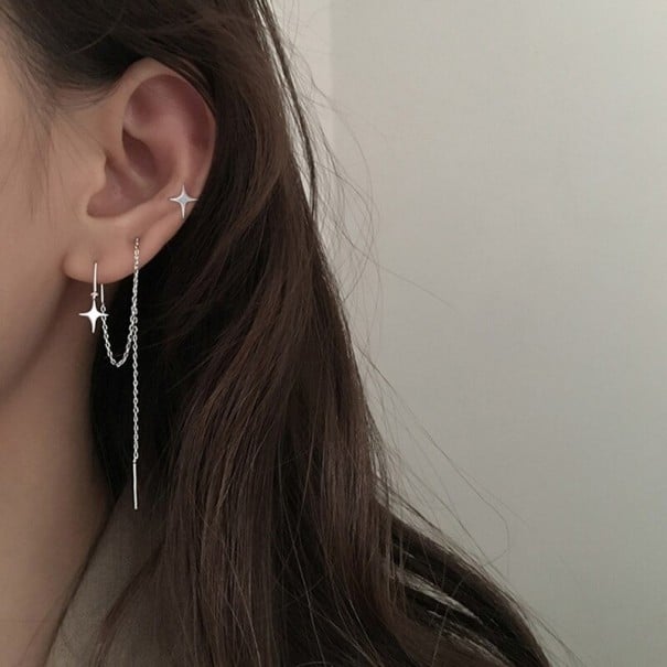 Dámská náušnice s jemným splývavým řetízkem Visací ozdoba ucha s drobnými detaily Lehký minimalistický šperk z bižuterního kovu 5