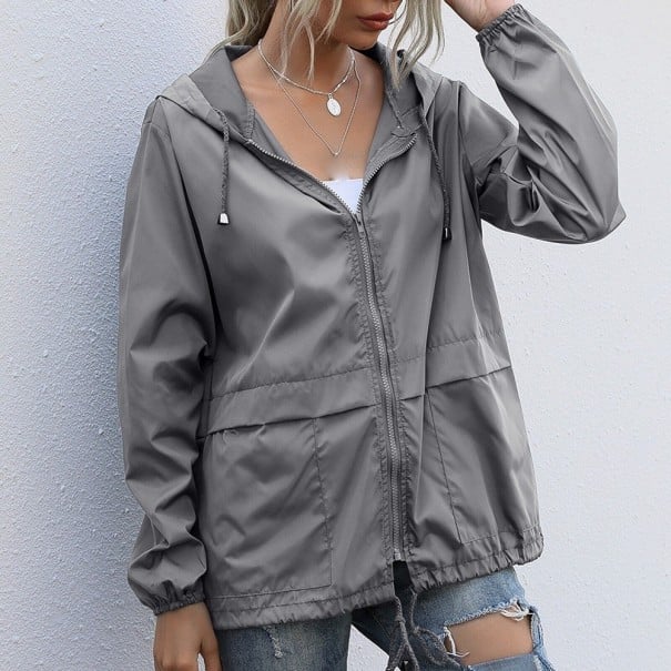 Dámská nepromokavá bunda s kapucí na zip Lehký polyester Šňůrka v kapuci i v dolním lemu Pružné manžety Dlouhý rukáv Volnější střih tmavě šedá L